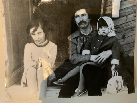 Кызлары Ләйлә һәм Сөмбел белән. Дачада. 1983 ел