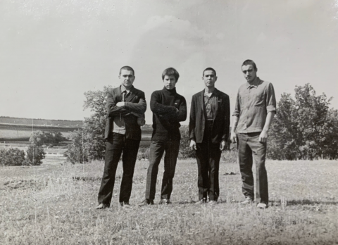 Сулдан икенчесе - яшь Әхәт Гаффар. Калганнары кем микән? Авылдашлары булса кирәк.