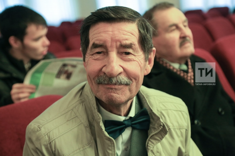 Әхәт Гаффар Тукай клубында сугыш кичкән соңгы татар язучысы Фәйзи Галиевны зурлауда. 2017 ел