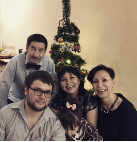 Яңа ел каршылаганда Әхәт Гаффар, Ләйлә Гаффарова, Сөмбел Гаффарова, ире һәм кызы. 2017 ел