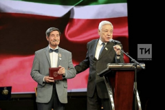 Фәрит Мөхәммәтшин белән. Татарстан Язучылар Берлегенең 85 еллыгы тантанасында