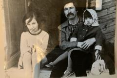 Кызлары Ләйлә һәм Сөмбел белән. Дачада. 1983 ел