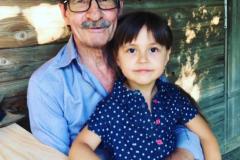 Әхәт Гаффар оныгы Суфия белән энесе Рәкыйп Гаффарда кунакта. 2016 ел.