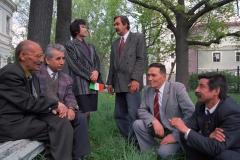 Язучылар Берлеге бакчасында сулдан уңга – Рөстәм Мингалимов, Җәүдәт Дәрзаман, Роза Кожевникова, Ләбиб Лерон, Рәшит Гарипов, Әхәт Гаффар