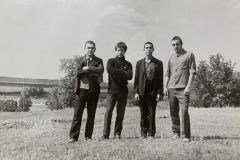 Сулдан икенчесе - яшь Әхәт Гаффар. Калганнары кем микән? Авылдашлары булса кирәк.