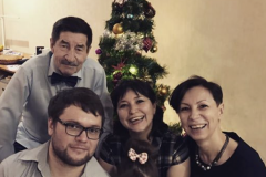 Яңа ел каршылаганда Әхәт Гаффар, Ләйлә Гаффарова, Сөмбел Гаффарова, ире һәм кызы. 2017 ел